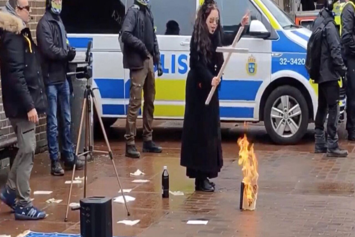 Stokholmda Quranı yandırdılar   - Polis müşahidə etdi