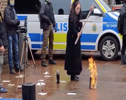 Stokholmda Quranı yandırdılar   - Polis müşahidə etdi